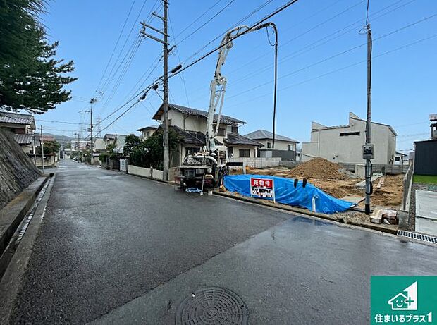 周辺は落ち着いた街並みの住宅地!子育てがしやすい住環境です!まだ未完成ですが、現地でしかわからない事もございます。是非一度ご覧ください。