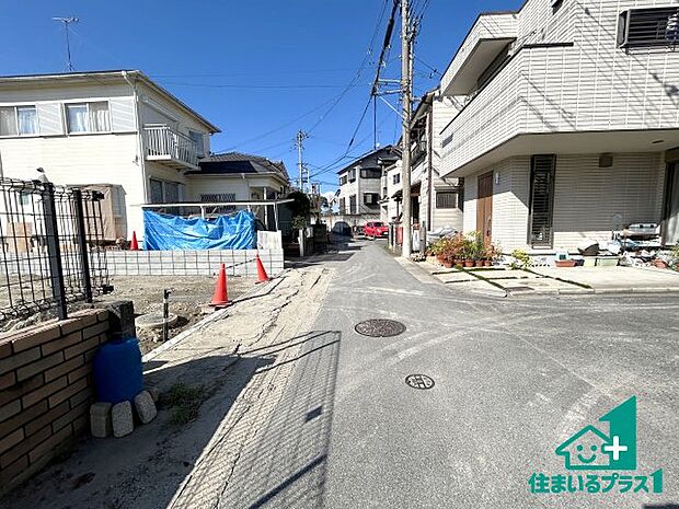 周辺は閑静な住宅街です。前面道路もしっかりと有りますので車の出し入れも安心ですよ！
