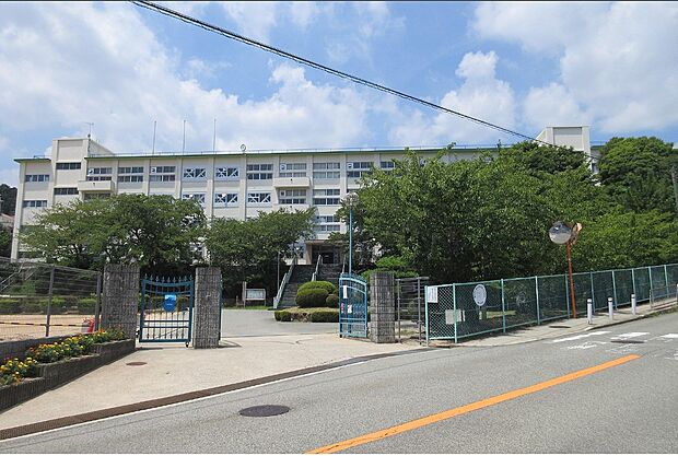 川西市立緑台中学校（約2,167m）