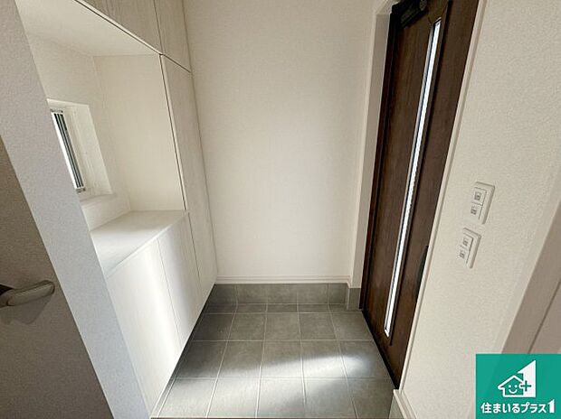 【玄関】シューズボックスにはたくさんの靴が収納できるので玄関周りはいつもスッキリ!ご家族が増えても安心!