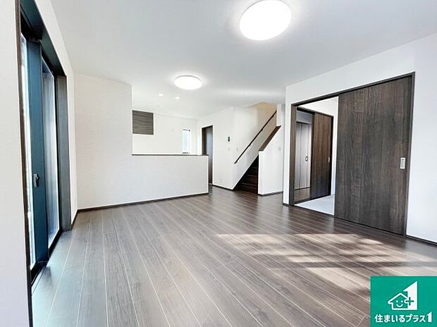 【居間・リビング】日当たり良好の明るいリビングで朝の目覚めもスッキリできそう!対面キッチンでご家族のコミュニケーションも自然と増える設計!小さなお子様が遊ぶスペースを作っても広々とくつろげるLDK!