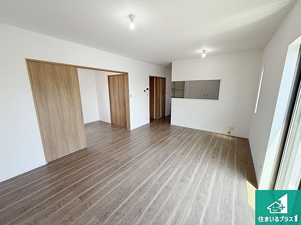 【居間・リビング】シンプルなリビングは、観葉植物等のインテリアを楽しめますね!パパ好みにも、ママ好みにも家具次第で雰囲気を変えることができます!