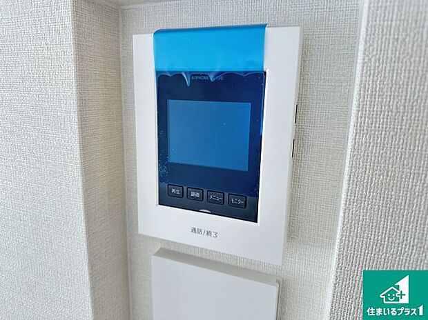【カラーモニターインターホン】声だけでなく来訪者の姿や顔がモニターで確認できるので、小さなお子様がいらっしゃるご家庭でも安心できます！