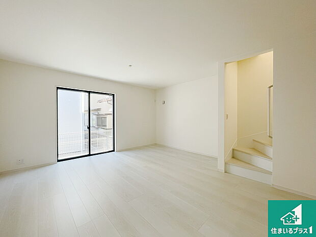 【居間・リビング】日当たり良好の明るいリビングで朝の目覚めもスッキリできそう!対面キッチンでご家族のコミュニケーションも自然と増える設計!小さなお子様が遊ぶスペースを作っても広々とくつろげるLDK!