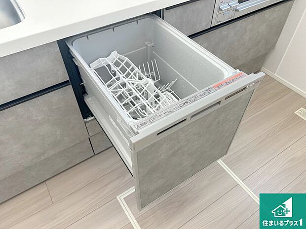 【食洗機】食事後の一仕事、食器洗いをボタン一つでお任せできちゃいます!場所を取らないビルトイン式なので、お料理スペースもしっかり確保!