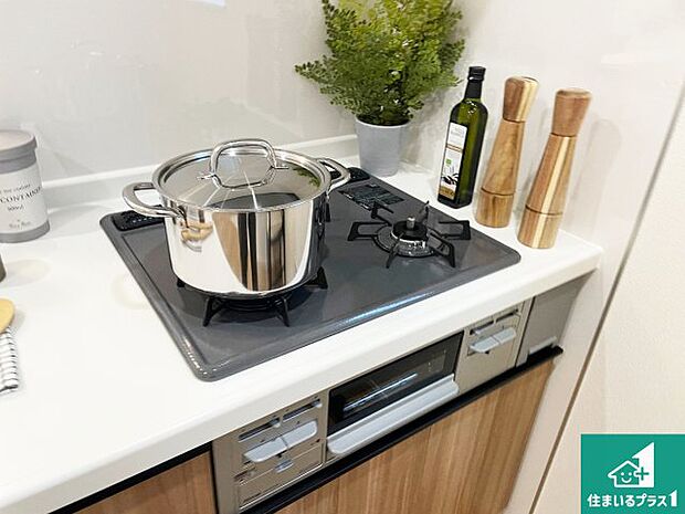 【コンロ】ダブル高火力Siセンサー付きコンロ!3口あるので、まとめて料理をする時も大活躍!