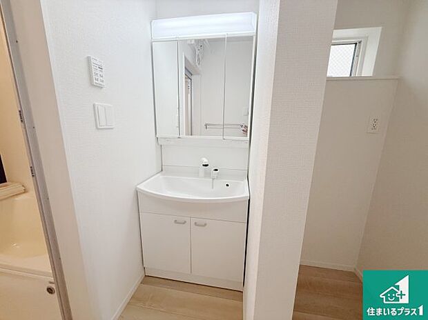 【独立洗面台】清潔感のある洗面台です。フラットな鏡は掃除がしやすく毎日清潔!鏡裏には収納があるのでスッキリとした洗面台が保てます。