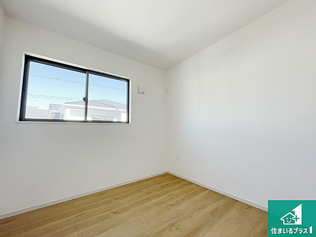 【洋室】シンプルな洋室は、自分好みのインテリアが楽しめます♪ご家族とインテリアや家具を選びに行くのは新築購入時の醍醐味の一つです。ぜひお楽しみください♪