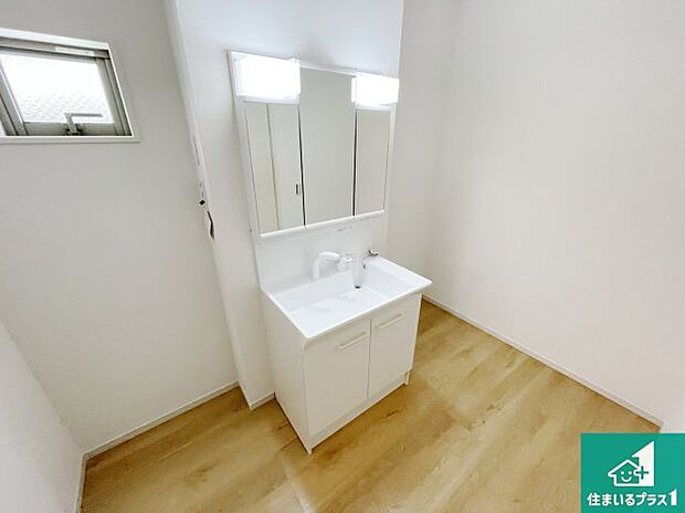 【独立洗面台】清潔感のある洗面台です。フラットな鏡は掃除がしやすく毎日清潔！鏡裏には収納があるのでスッキリとした洗面台が保てます。