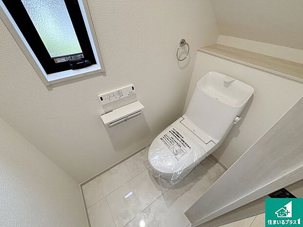 【トイレ】1・2階の2ヶ所にあるので、朝の忙しい時間の順番待ちもなく、深夜の利用にも大変便利です。