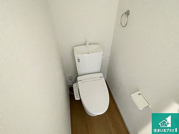 【トイレ】1・2階の2ヶ所にあるので、朝の忙しい時間の順番待ちもなく、深夜の利用にも大変便利です。