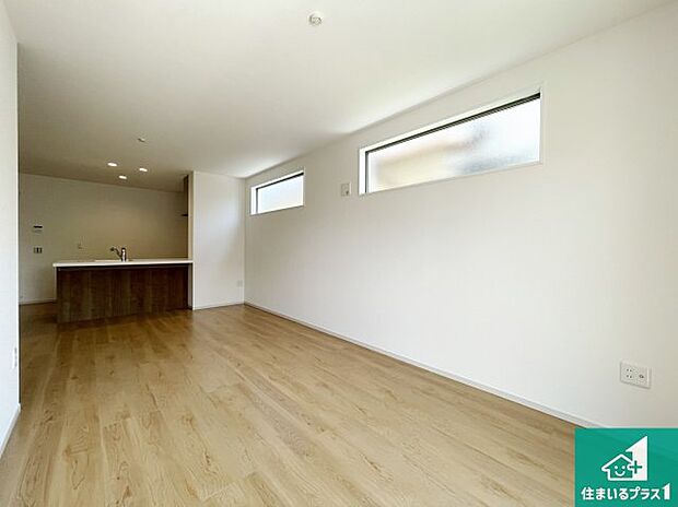 【居間・リビング】日当たり良好の明るいリビングで朝の目覚めもスッキリできそう!対面キッチンでご家族のコミュニケーションも自然と増える設計!小さなお子様が遊ぶスペースを作っても広々とくつろげるLDK!