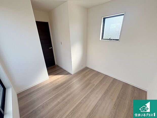 【洋室】シンプルな洋室は、自分好みのインテリアが楽しめます♪ご家族とインテリアや家具を選びに行くのは新築購入時の醍醐味の一つです。ぜひお楽しみください♪