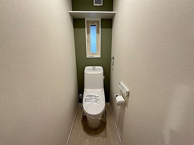 【トイレ】1・2階の2ヶ所にあるので、朝の忙しい時間の順番待ちもなく、深夜の利用にも大変便利です。