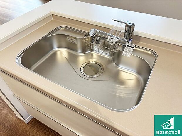 【キッチンシンク】蛇口の先端に浄水器を内蔵しています!原水と浄水、お湯と冷水、シャワーの切替えがワンタッチなので用途によって使い分けられます。