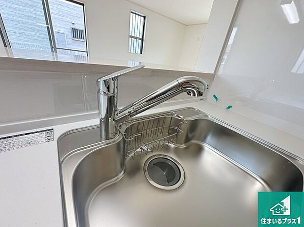 【浄水器付き水栓】 浄水器を内蔵!炊飯時、お茶を作る時に安心してお水を使えます!お湯と冷水、浄水と原水、シャワーの切替えもワンタッチです!