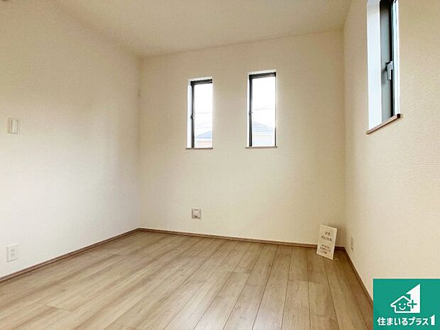 【洋室】シンプルな洋室は、自分好みのインテリアが楽しめます♪ご家族とインテリアや家具を選びに行くのは新築購入時の醍醐味の一つです。ぜひお楽しみください♪