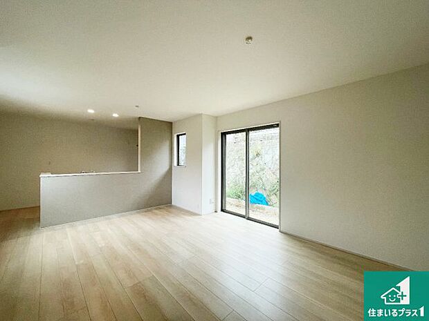 【居間・リビング】シンプルなリビングは、観葉植物等のインテリアを楽しめますね!パパ好みにも、ママ好みにも家具次第で雰囲気を変えることができます!