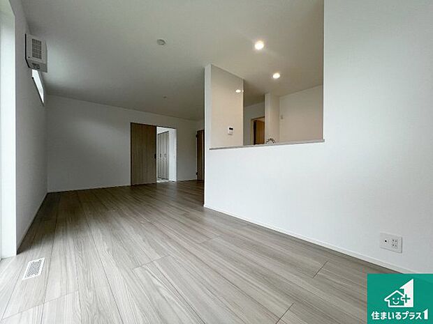 【居間・リビング】日当たり良好の明るいリビングで朝の目覚めもスッキリできそう!対面キッチンでご家族のコミュニケーションも自然と増える設計!小さなお子様が遊ぶスペースを作っても広々とくつろげるLDK!