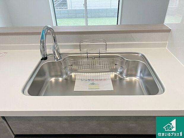 【キッチンシンク】蛇口の先端に浄水器を内蔵しています!原水と浄水、お湯と冷水、シャワーの切替えがワンタッチなので用途によって使い分けられます。