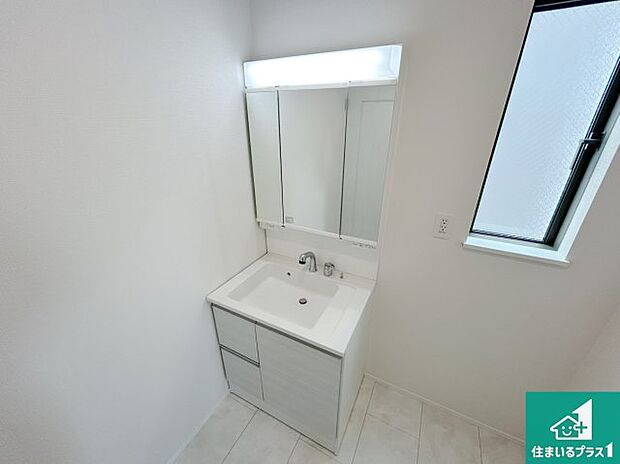 【独立洗面台】清潔感のある洗面台です。フラットな鏡は掃除がしやすく毎日清潔!鏡裏には収納があるのでスッキリとした洗面台が保てます。