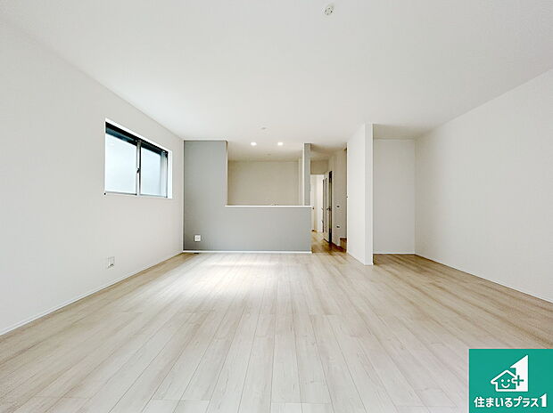 【居間・リビング】日当たり良好の明るいリビングで朝の目覚めもスッキリできそう!対面キッチンでご家族のコミュニケーションも自然と増える設計!小さなお子様が遊ぶスペースを作っても広々とくつろげるLDK!