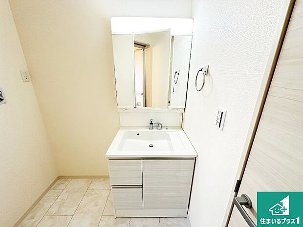 【独立洗面台】清潔感のある洗面台です。フラットな鏡は掃除がしやすく毎日清潔!鏡裏には収納があるのでスッキリとした洗面台が保てます。