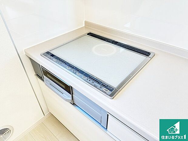 【コンロ】火を使わないので、安心なIHコンロ!でこぼこが無い構造なので、掃除もしやすく清潔に保てます!