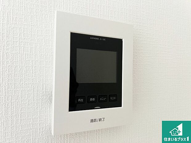 【カラーモニターインターホン】声だけでなく来訪者の姿や顔がモニターで確認できるので、小さなお子様がいらっしゃるご家庭でも安心できます!