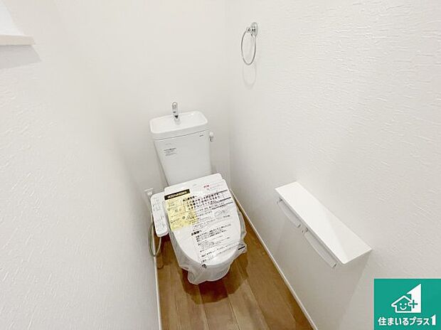 【トイレ】1・2階の2ヶ所にあるので、朝の忙しい時間の順番待ちもなく、深夜の利用にも大変便利です。