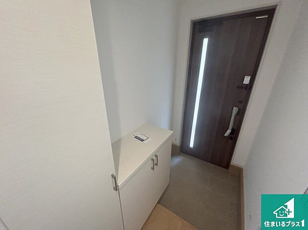 【玄関】シューズボックスにはたくさんの靴が収納できるので玄関周りはいつもスッキリ!ご家族が増えても安心!