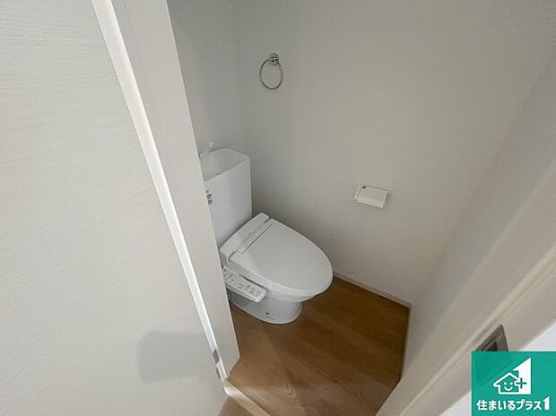 【トイレ】1・2階の2ヶ所にあるので、朝の忙しい時間の順番待ちもなく、深夜の利用にも大変便利です。