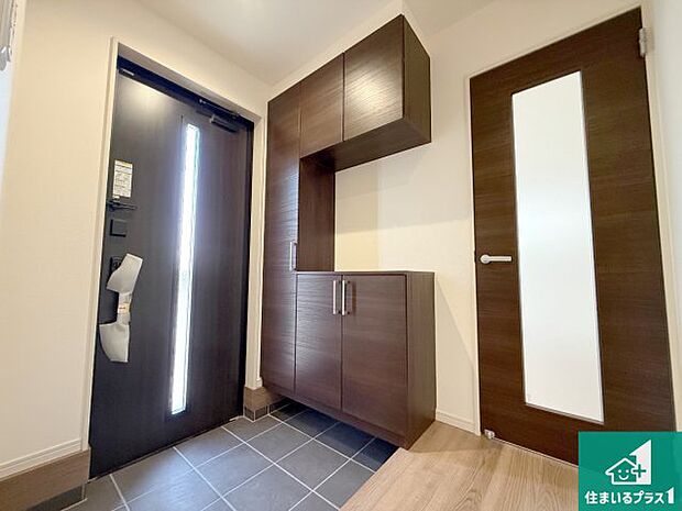 【玄関】シューズボックスにはたくさんの靴が収納できるので玄関周りはいつもスッキリ!ご家族が増えても安心!