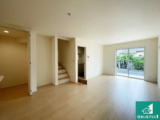 【居間・リビング】日当たり良好の明るいリビングで朝の目覚めもスッキリできそう!対面キッチンでご家族のコミュニケーションも自然と増える設計!小さなお子様が遊ぶスペースを作っても広々とくつろげるLDK!