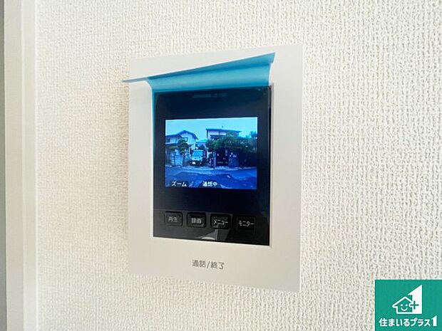 【カラーモニターインターホン】声だけでなく来訪者の姿や顔がモニターで確認できるので、小さなお子様がいらっしゃるご家庭でも安心できます!