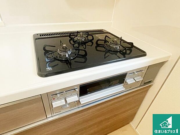 【コンロ】ダブル高火力Siセンサー付きコンロ!3口あるので、まとめて料理をする時も大活躍!