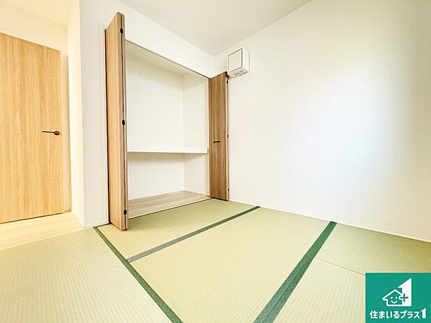 【和室】一室あると便利な和室は客間としてだけでなく、小さなお子様のプレイルームや食後のくつろぎスペースとしてもご利用いただけます。収納もついていますので大活躍間違いなし!