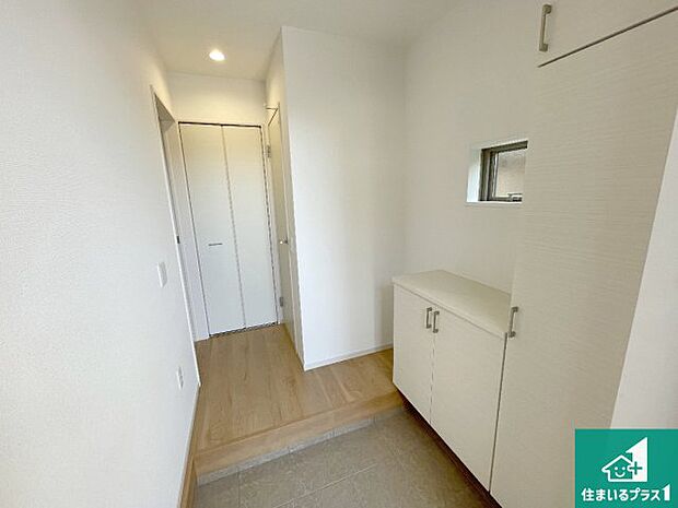 【玄関】シューズボックスにはたくさんの靴が収納できるので玄関周りはいつもスッキリ!ご家族が増えても安心!