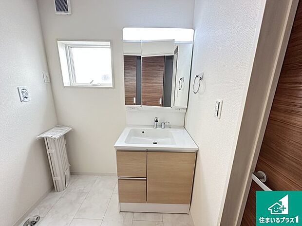 【独立洗面台】清潔感のある洗面台です。フラットな鏡は掃除がしやすく毎日清潔！鏡裏には収納があるのでスッキリとした洗面台が保てます。