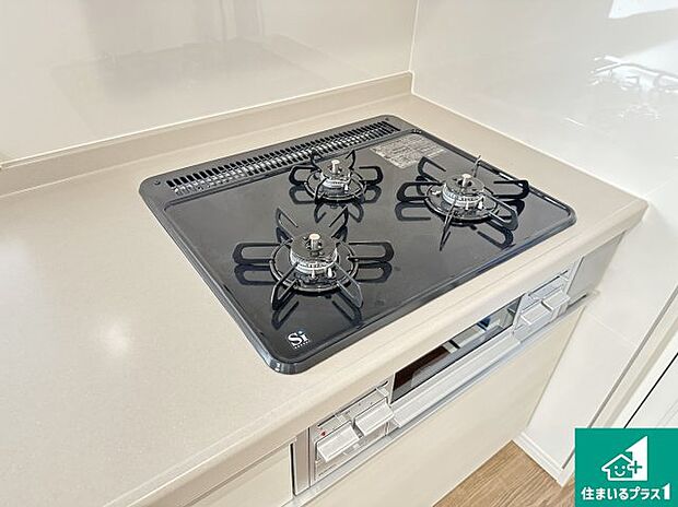 【コンロ】ダブル高火力Ｓｉセンサー付きコンロ！３口あるので、まとめて料理をする時も大活躍！