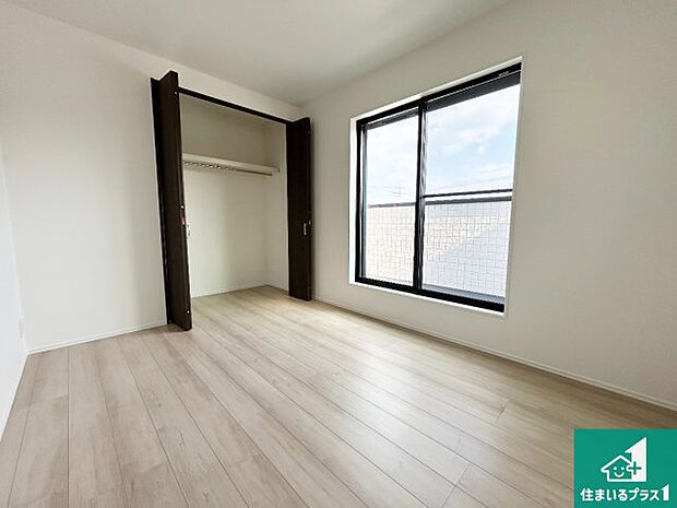 【洋室】ナチュラル感のある洋室は、自分好みのインテリアが楽しめます♪ご家族とインテリアや家具を選びに行くのは新築購入時の醍醐味の一つです。ぜひお楽しみください♪