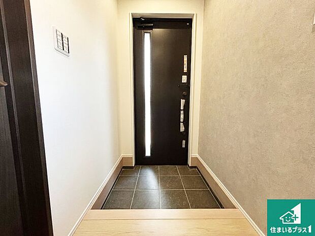 【玄関】シューズクローゼットにはたくさんの靴が収納できるので玄関周りはいつもスッキリ！コの字型のスペースにはオシャレな小物を置くと玄関が華やかに♪