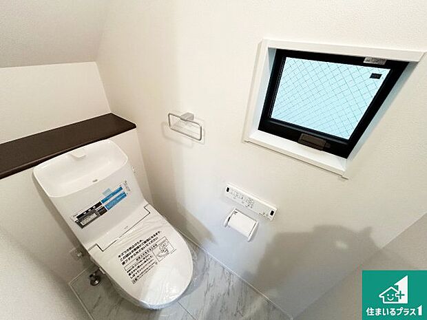 【トイレ】1・2階の2ヶ所にあるので、朝の忙しい時間の順番待ちもなく、深夜の利用にも大変便利です。