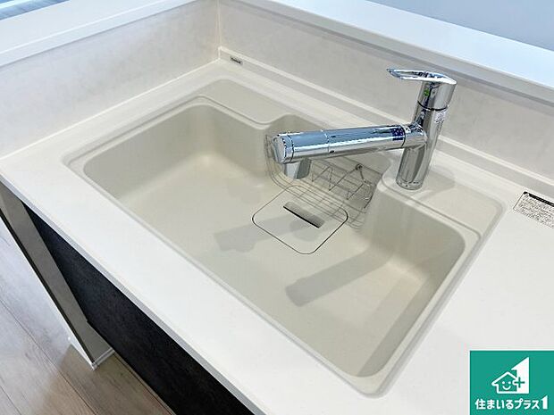 【キッチンシンク】蛇口の先端に浄水器を内蔵しています！原水と浄水、お湯と冷水、シャワーの切替えがワンタッチなので用途によって使い分けられます。