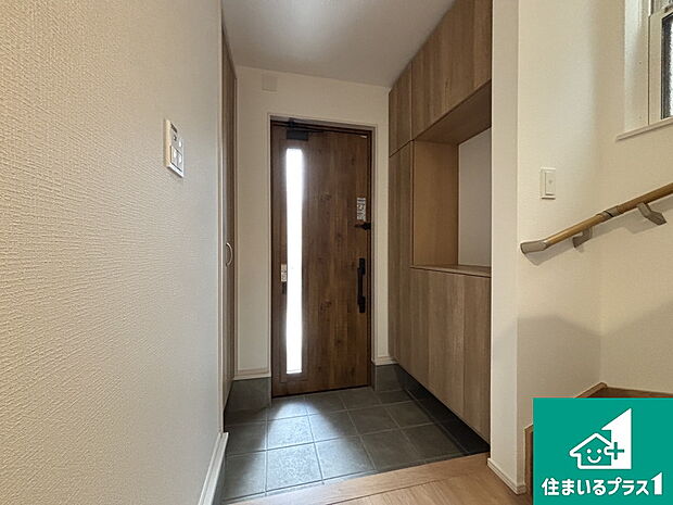 【玄関】シューズボックスにはたくさんの靴が収納できるので玄関周りはいつもスッキリ!ご家族が増えても安心!