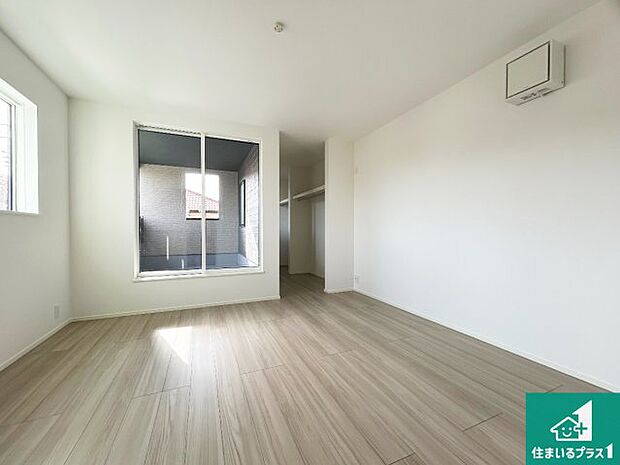 【洋室】寝室は心地よい眠りについてもらいたくて、シンプルかつ開放的な空間な設計にしています!大きな窓から差し込む日が心地いいです♪