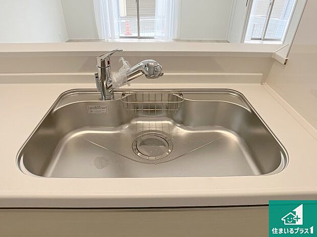 【キッチンシンク】蛇口の先端に浄水器を内蔵しています!原水と浄水、お湯と冷水、シャワーの切替えがワンタッチなので用途によって使い分けられます。