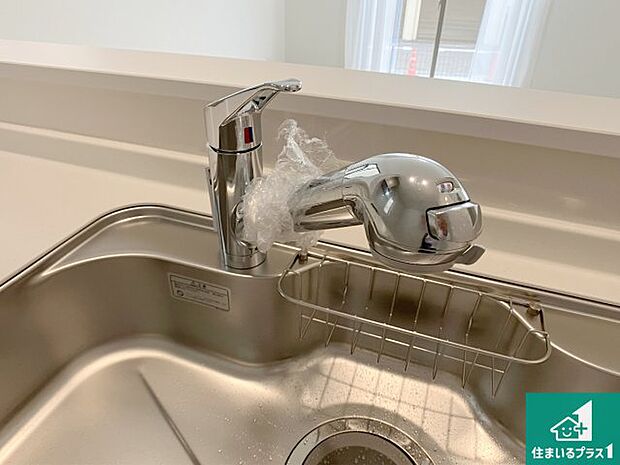 【キッチン水栓】浄水器を内蔵!炊飯時、お茶を作る時に安心してお水を使えます!お湯と冷水、浄水と原水、シャワーの切替えもワンタッチです!