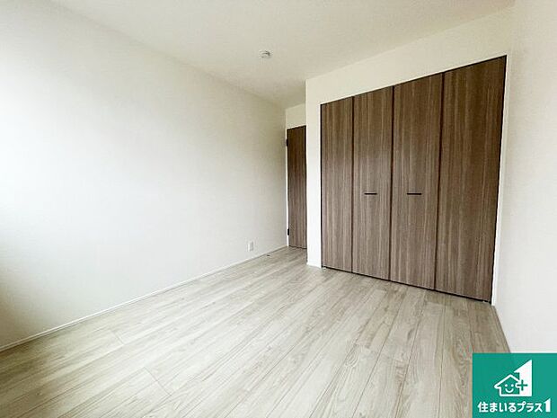 【洋室】シンプルな洋室は、自分好みのインテリアが楽しめます♪ご家族とインテリアや家具を選びに行くのは新築購入時の醍醐味の一つです。ぜひお楽しみください♪