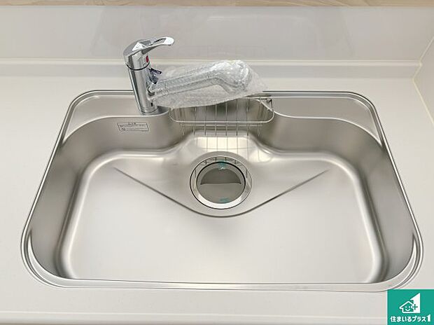 【キッチンシンク】蛇口の先端に浄水器を内蔵しています!原水と浄水、お湯と冷水、シャワーの切替えがワンタッチなので用途によって使い分けられます。